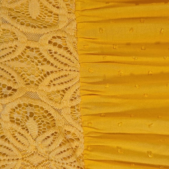 Torrid Yellow Rayon and Lace Blouse Size 1X - Picture 6 of 8